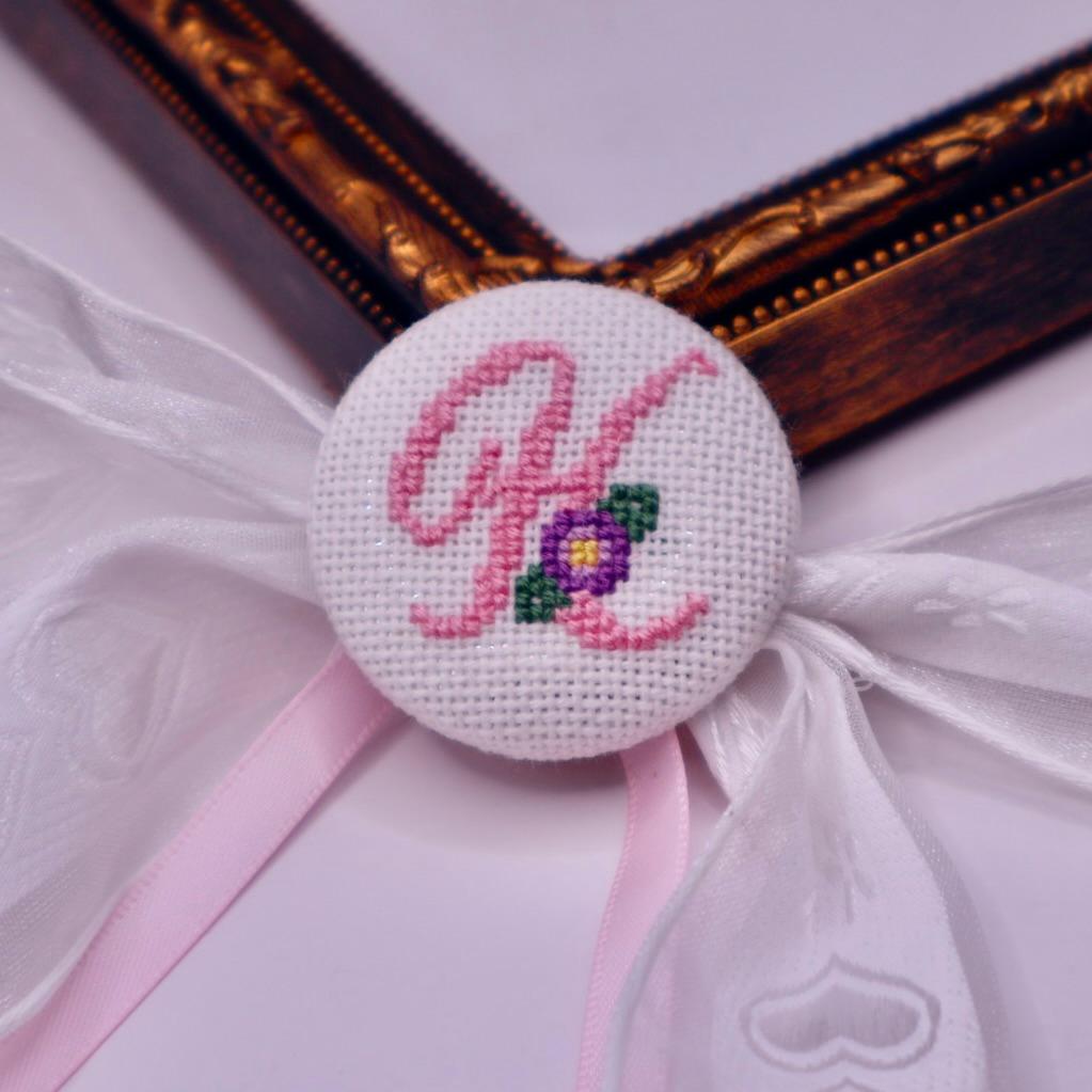 【オーダー可能】イニシャル　くるみボタンのヘアリボン　宝塚　組カラー　クロスステッチ刺繍 | 2枚目